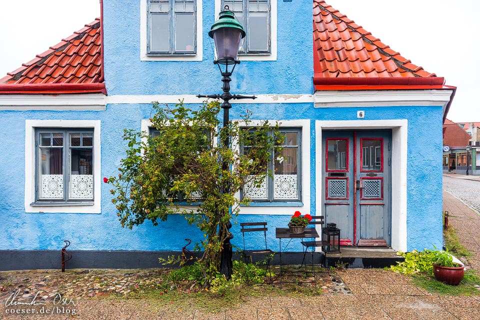Blau gestrichene Hausfassade als Fotomotiv in Ystad