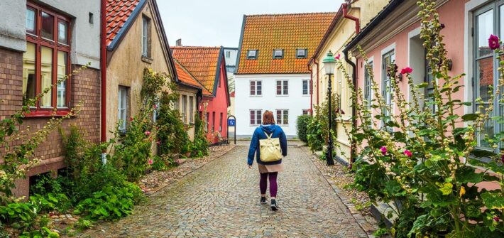 Frau schlendert durch die Altstadt von Ystad, Schweden