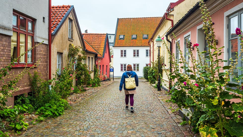 Frau schlendert durch die Altstadt von Ystad, Schweden