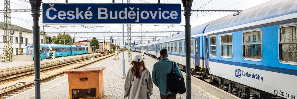 Züge am Bahnhof von Budweis (České Budějovice)