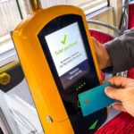 Kontaktloser Ticketautomat für Kartenzahlung direkt im Bus in Budweis