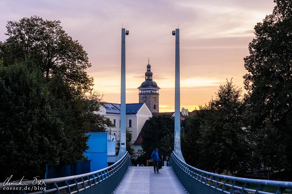 Schwarzer Turm im Sonnenaufgang von der Brücke Dlouhá lávka gesehen in Budweis (České Budějovice)