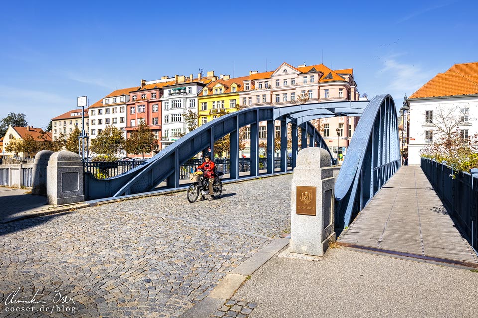 Prachtvolle Bürgerhauser und die Brücke Zlatý most in Budweis (České Budějovice)