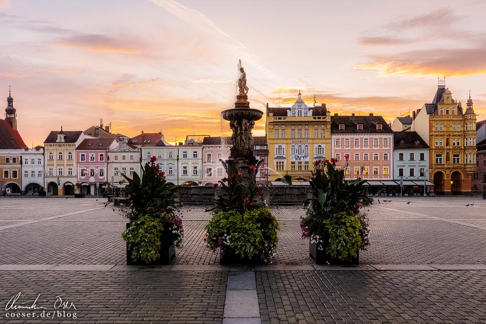 Sonnenaufgang am Marktplatz (Namesti Premysla Otakara II) in Budweis (České Budějovice)