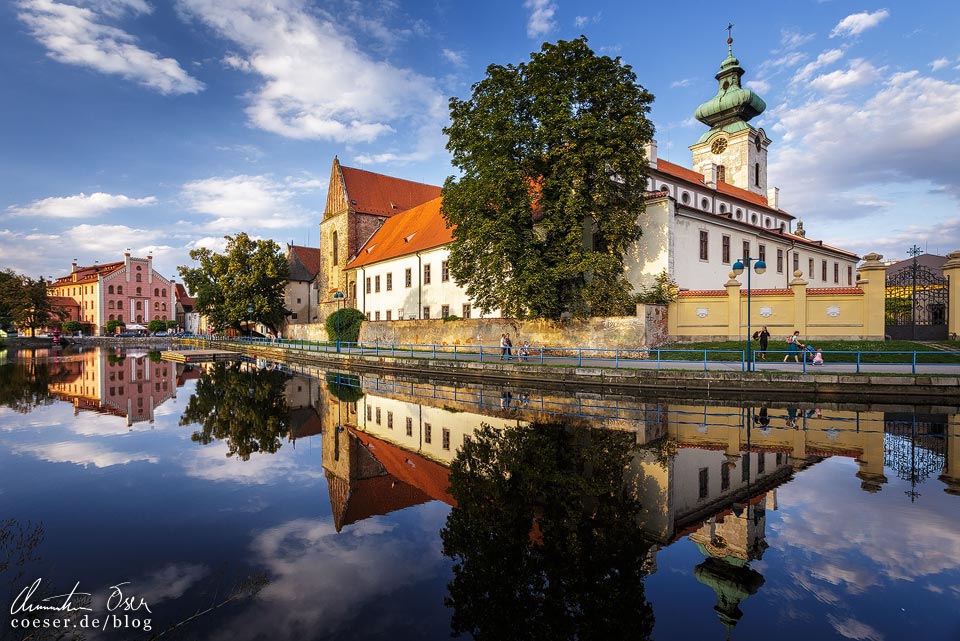 Spiegelung des Dominkanerklosters und Hotel Budweis in Budweis (České Budějovice)