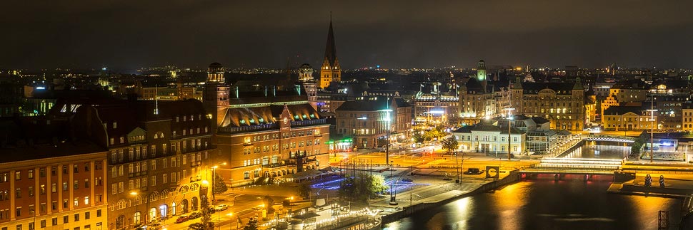 Nachtaufnahme der beleuchteten Altstadt von Malmö