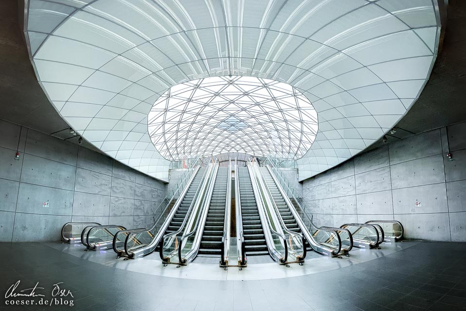 Moderne Architektur in Malmö: Glaskuppel und Rolltreppen im Bahnhof Triangeln