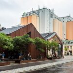 Außenansicht der Saluhall in Malmö mit der riesigen Getreidemühle im Hintergrund