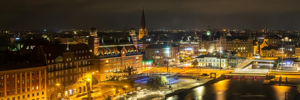 Nachtaufnahme der beleuchteten Altstadt von Malmö
