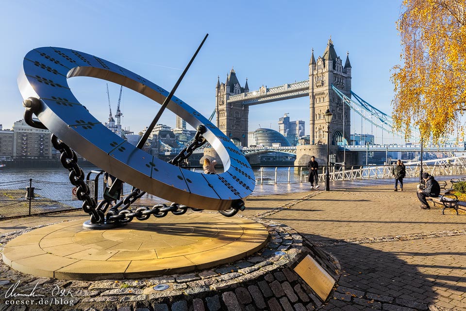 Weihnachtszeit in London: Tower Bridge und Skulptur The Timepiece Sundial