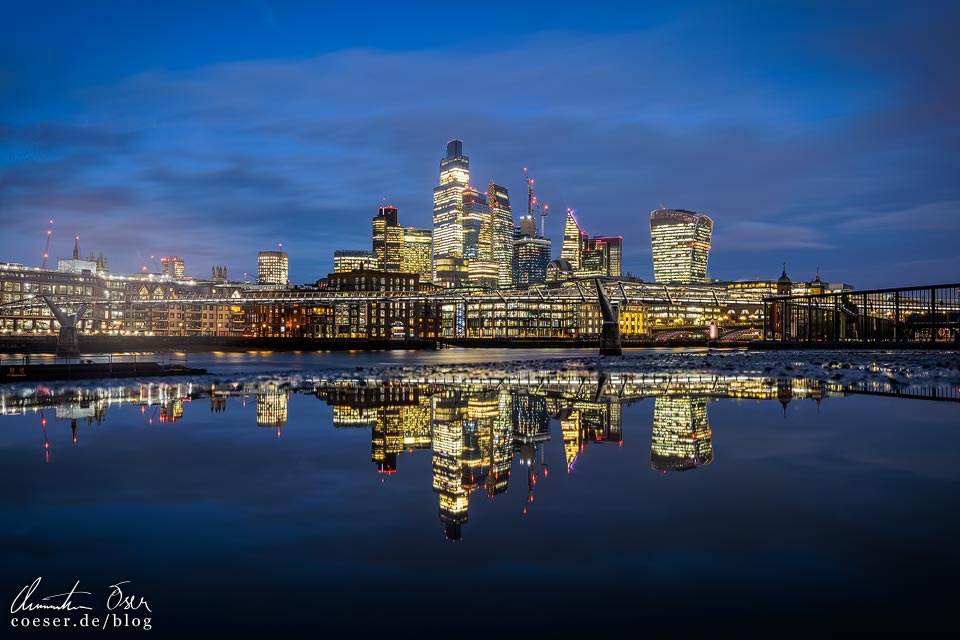 Weihnachtsbeleuchtung London: Spiegelung der Skyline am Abend