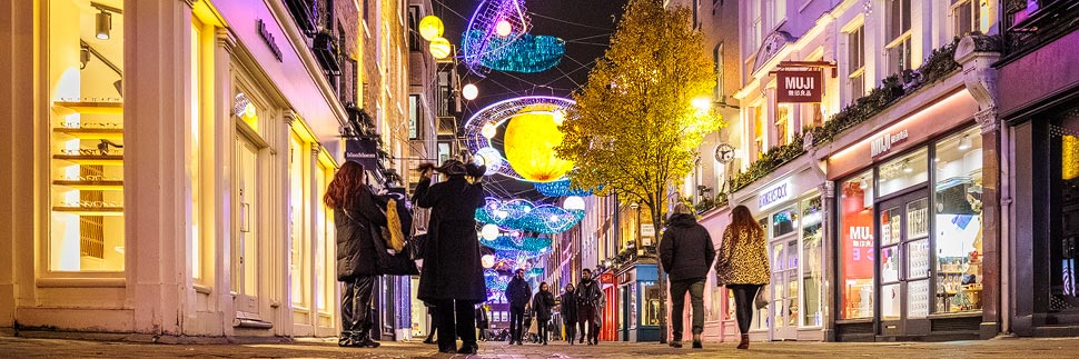 Weihnachtsbeleuchtung auf der Carnaby Street in London