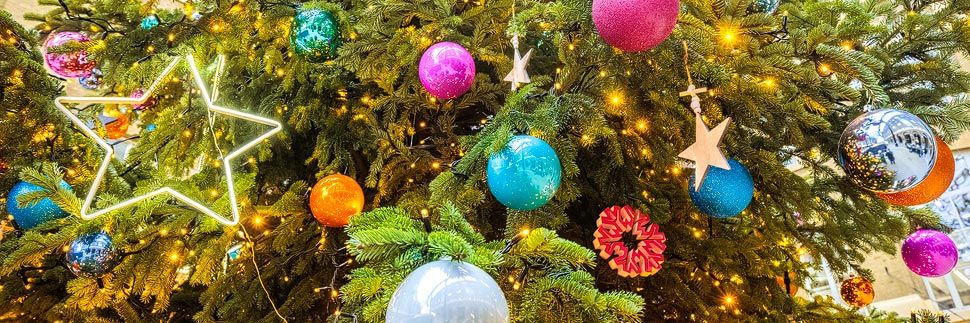 Christbaumkugel auf einem Weihnachtsbaum in London