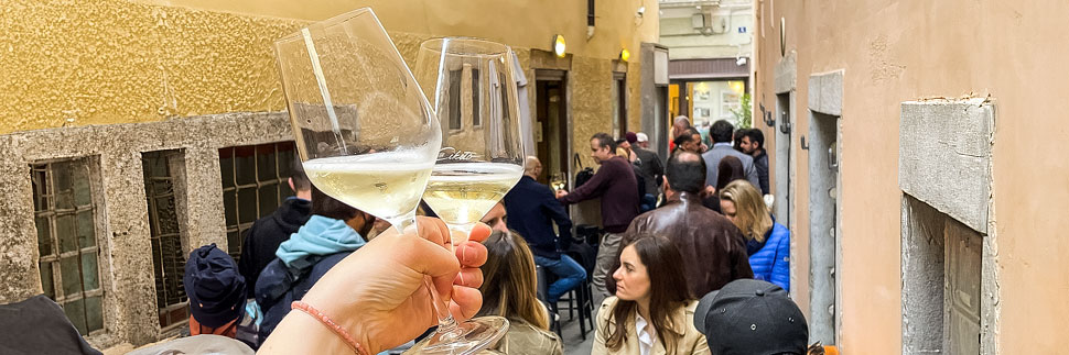 Aperitivo Italiano mit Prosecco und Brötchen in Triest