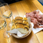 Aperitivo Italiano in der Bar La piccola vineria in Triest (Pinot Grigio, Weißbrot mit Salami und Prosciutto)