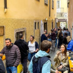 Einheimische während des Aperitivo Italiano im Café Al Ciketo in Triest