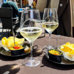 Aperitivo Italiano im Cafeé Urbanis in Triest (Prosecco, Chips, Pestogerste und kleines Frischkäsetorterl)