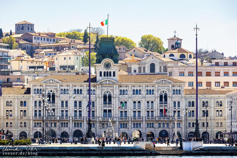 Blick von der Molo Audace auf das Rathaus auf dem Piazza Unità d'Italia in Triest