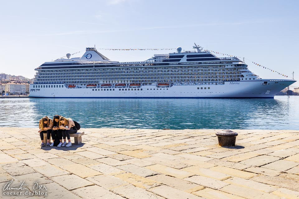 Blick von der Molo Audace auf ein Kreuzfahrtschiff in Triest