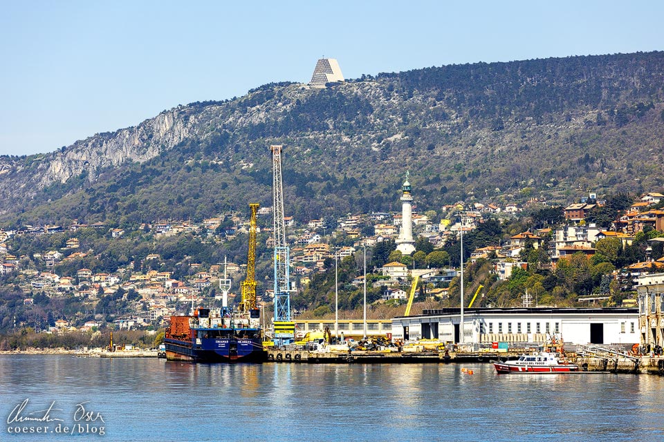 Blick von der Molo Audace auf die Kirche Monte Grisa in Triest