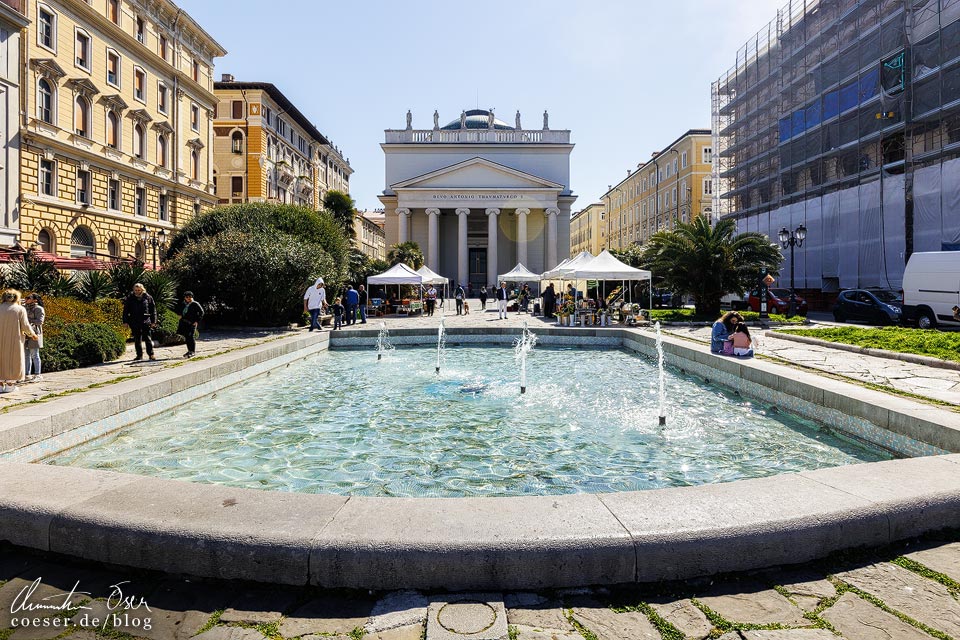 Der Piazza Sant'Antonio Nuovo mit der Kirche Sant'Antonio Taumaturgo in Triest