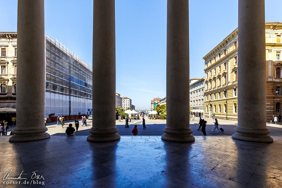 Blick von den Säulen der Kirche Sant'Antonio Taumaturgo auf den Piazza Sant'Antonio Nuovo in Triest