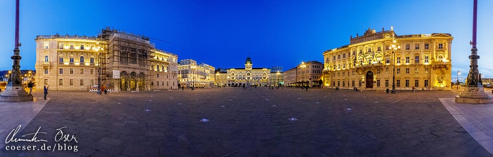 Abendliches Panorama des Piazza Unità d'Italia in Triest