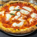 Köstliche Pizza Buffala in der Pizzeria Al Civicosei in Triest