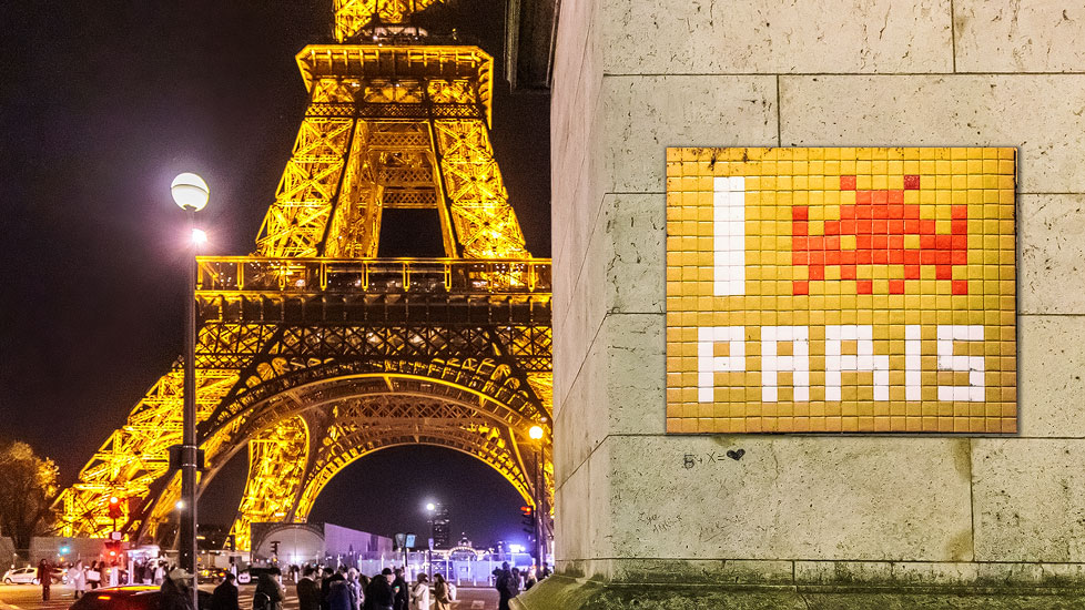 Space Invaders in Paris vor dem Eiffelturm