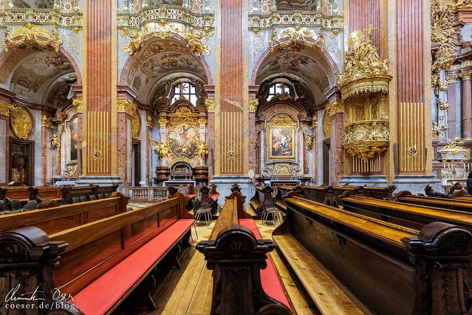 Barocke Sitzbänke in der Stiftskirche im Stift Melk