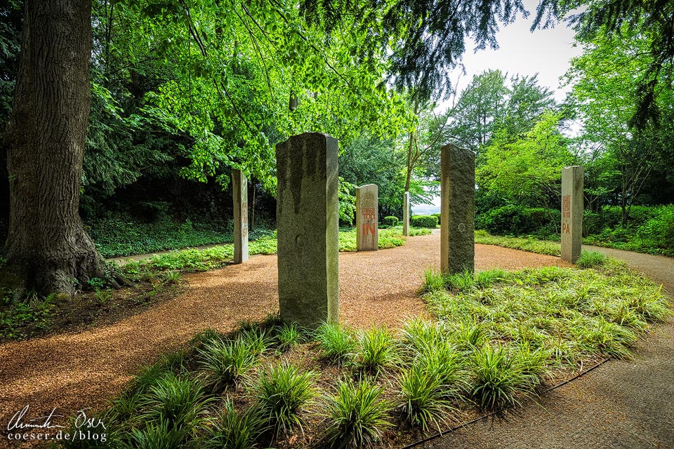 Kunstinstallation "Sprechende Steine" von Hans Hoffer im Stiftspark im Stift Melk