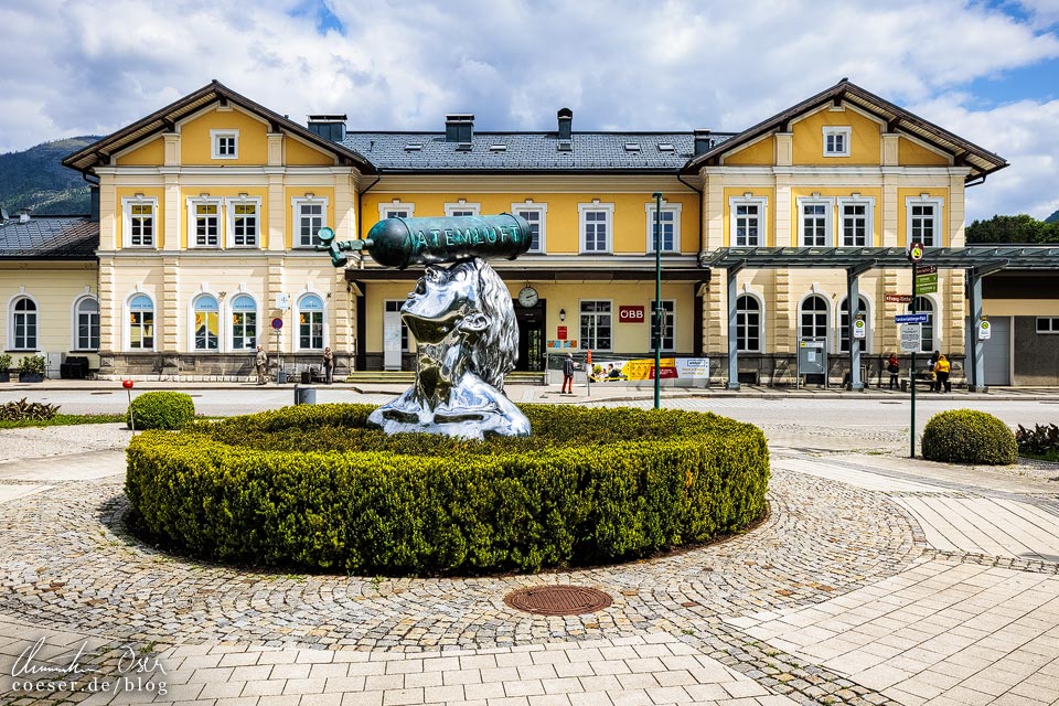 Skulptur „Atemluft“ von Xenia Hausner vor dem Bahnhof Bad Ischl