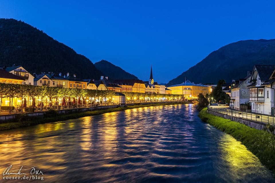 Stimmungsvoll beleuchtete Stadtansicht von Bad Ischl