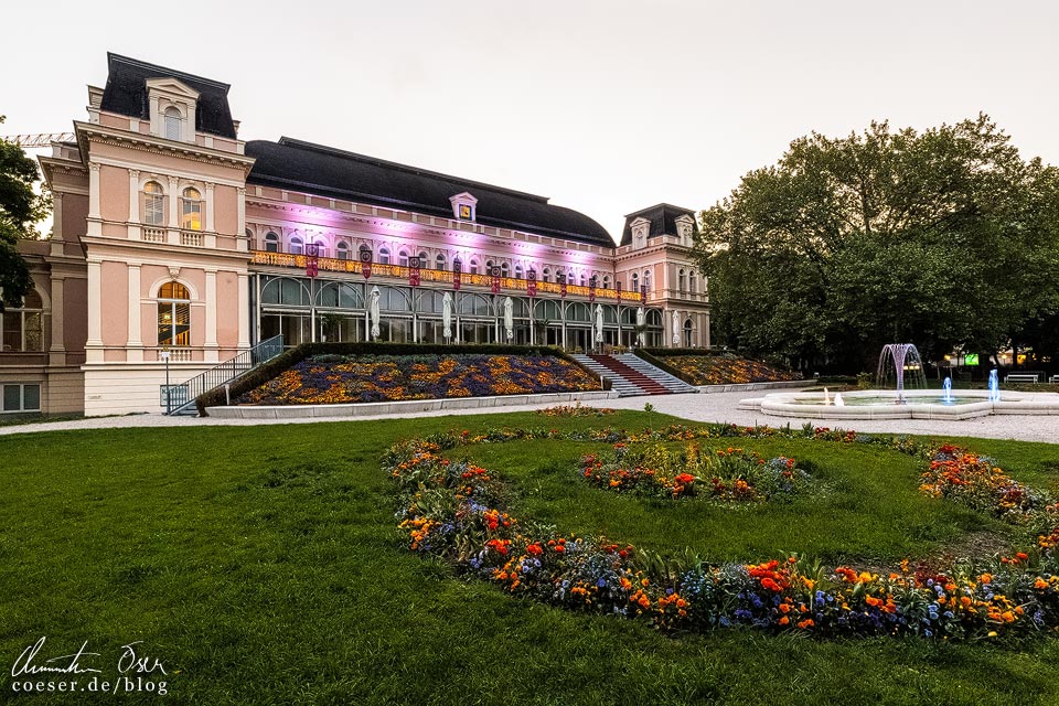 Außenansicht des beleuchteten Kurhaus in Bad Ischl