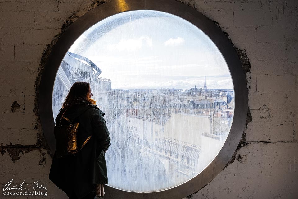 Berühmtes Bullaugenfenster im ehemaligen Redaktionsgebäude der Zeitung Libération in Paris anlässlich der Ausstellung Invader Space Station in Paris