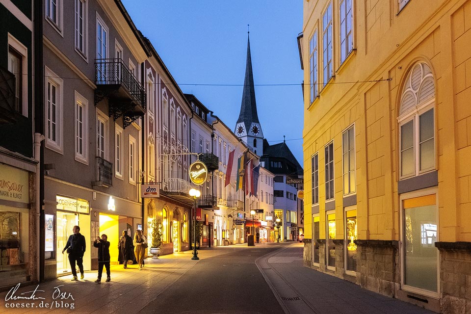 Abendlich beleuchtete Pfarrgasse in Bad Ischl