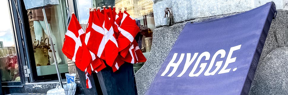 Liegestuhl mit Aufschrift "Hygge" und dänische Flaggen in Kopenhagen