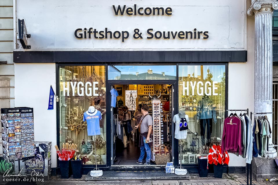 Souvenirstand in Kopenhagen mit der Aufschrift "Hygge"