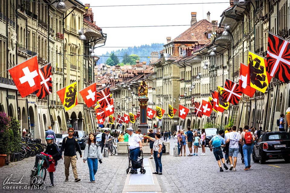 Touristen auf der Kramgasse in Bern