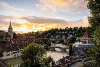 Stadtblick über Bern und die Aare im Sonnenuntergang