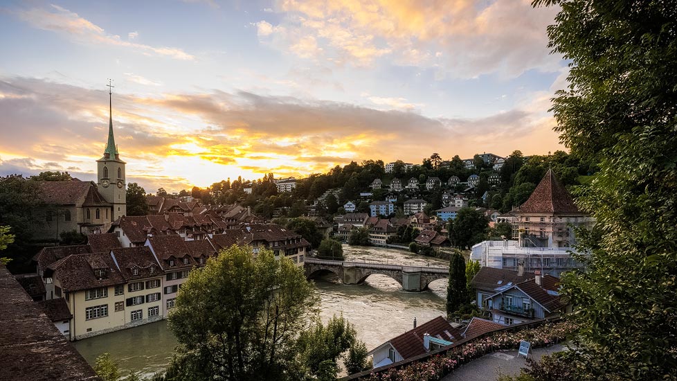 Stadtblick über Bern und die Aare im Sonnenuntergang