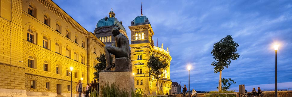 Beleuchtetes Bundeshaus während der blauen Stunde in Bern