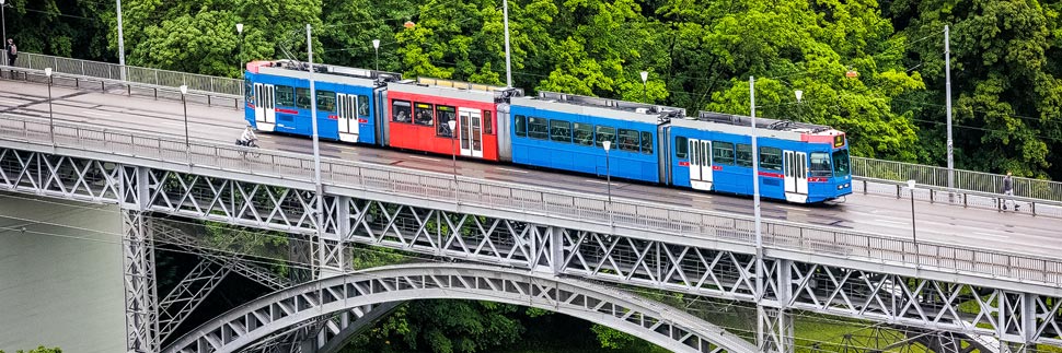 Straßenbahn auf der Kirchenfeldbrücke in Bern