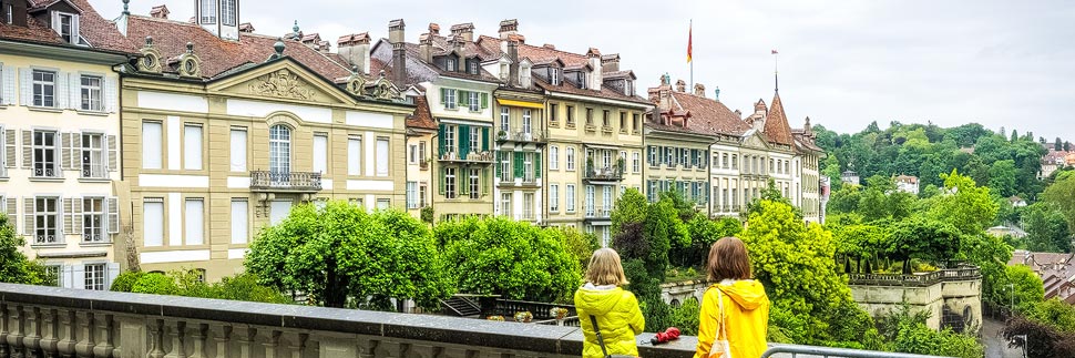 Zwei Frauen blicken auf historische Häuser in der Altstadt von Bern