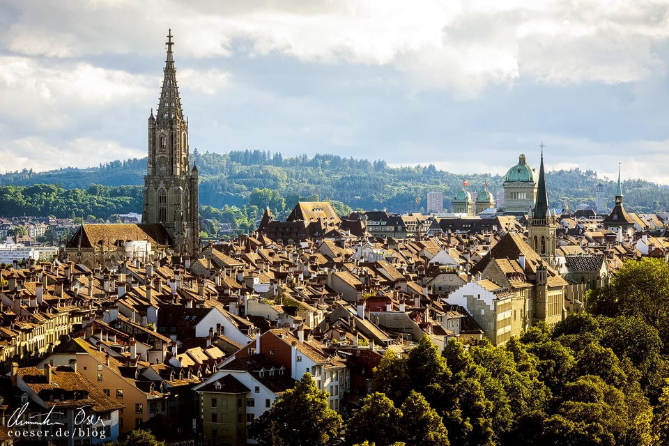 Aussichtspunkt Rosengarten in Bern mit Blick auf die Altstadt, das Münster und das Bundeshaus