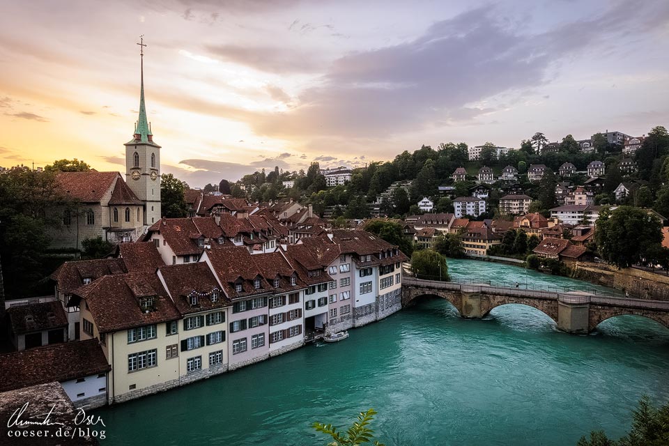 Aussichtspunkt Nydeggbrücke in Bern mit Blick auf die Nydeggkirche und die Untertorbrücke im Sonnenuntergang