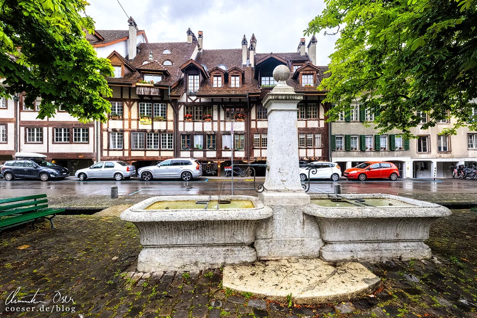 Historische Fachwerkhäuser und der Mühlenplatzbrunnen im Mattequartier in Bern