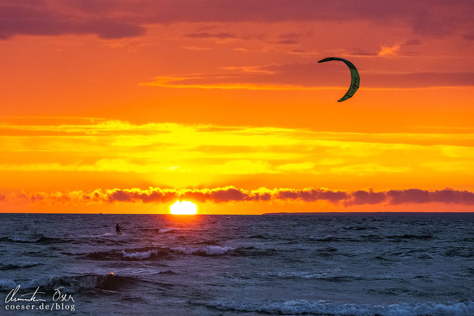 Windsurfer im Sonnenuntergang am Strand Pirita in Tallinn