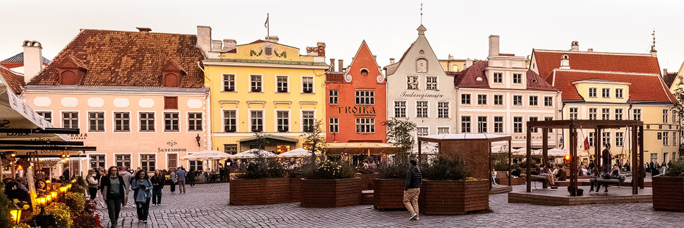 Historische Häuser am Rathausplatz in der Altstadt von Tallinn