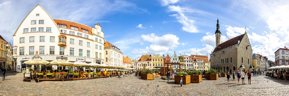 Panorama des Rathausplatzes von Tallinn